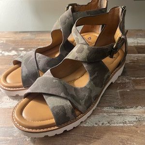 Brand New Bionica Sandals 8.5